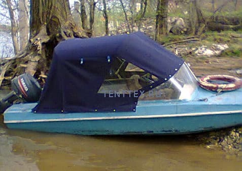 Ходовой тент с прозрачными окнами на моторной лодке