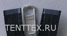 Звенья и бегунок молнии YKK крупным планом